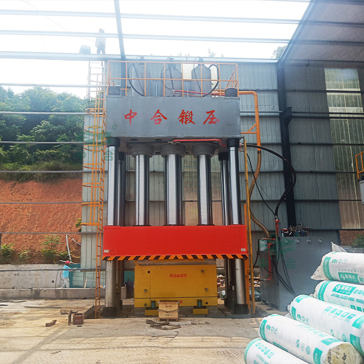 2000噸復(fù)合材料成型液壓機(jī)客戶現(xiàn)場.jpg
