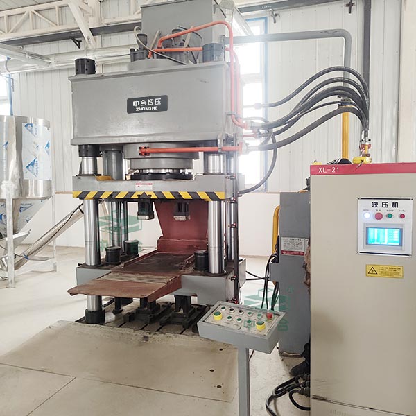 630噸牛羊舔磚液壓機(jī).jpg