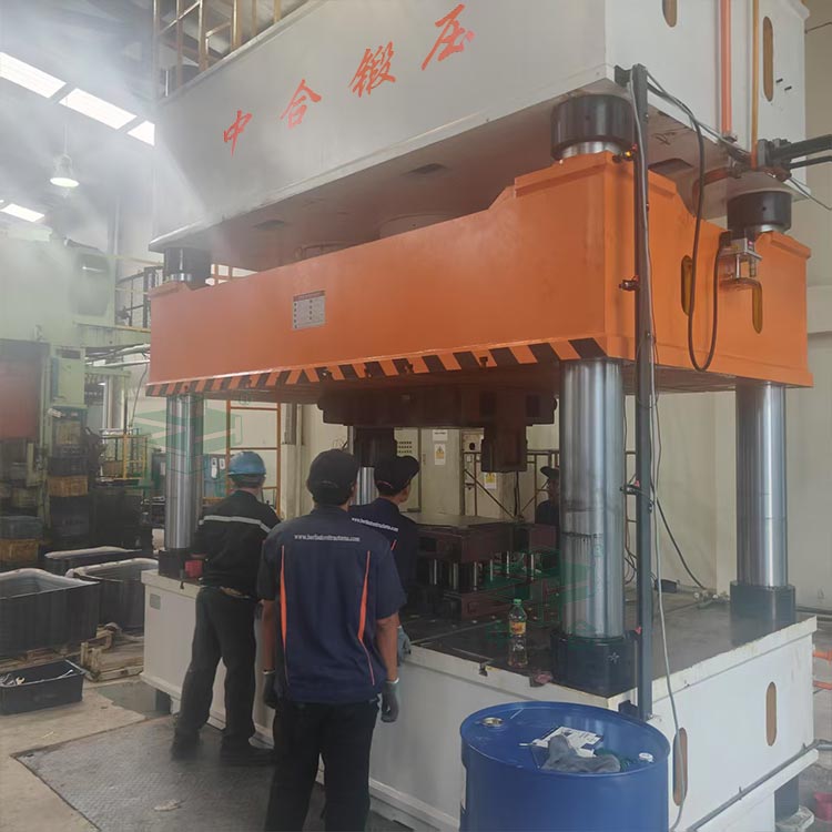 1000噸汽車變速箱油底殼拉伸液壓機試機.jpg